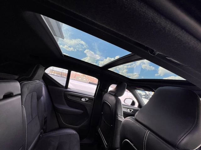 Used 2019 Volvo XC40 T4 R-Design image 31