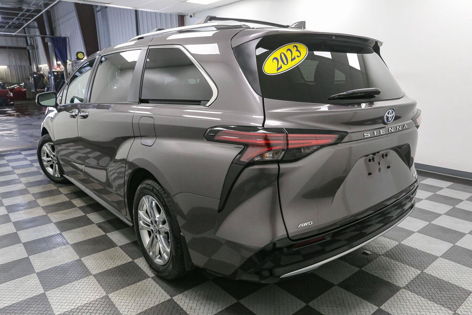 Used 2023 Toyota Sienna Platinum AWD/4WD image 9