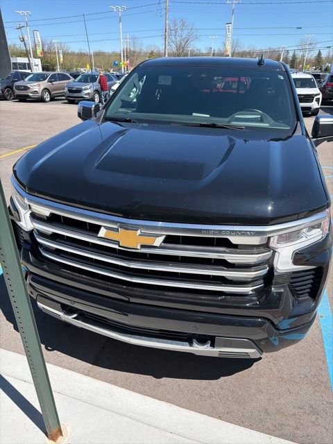 Used 2024 Chevrolet Silverado 1500 High Country w/ High Country Premium Package AWD/4WD image 2