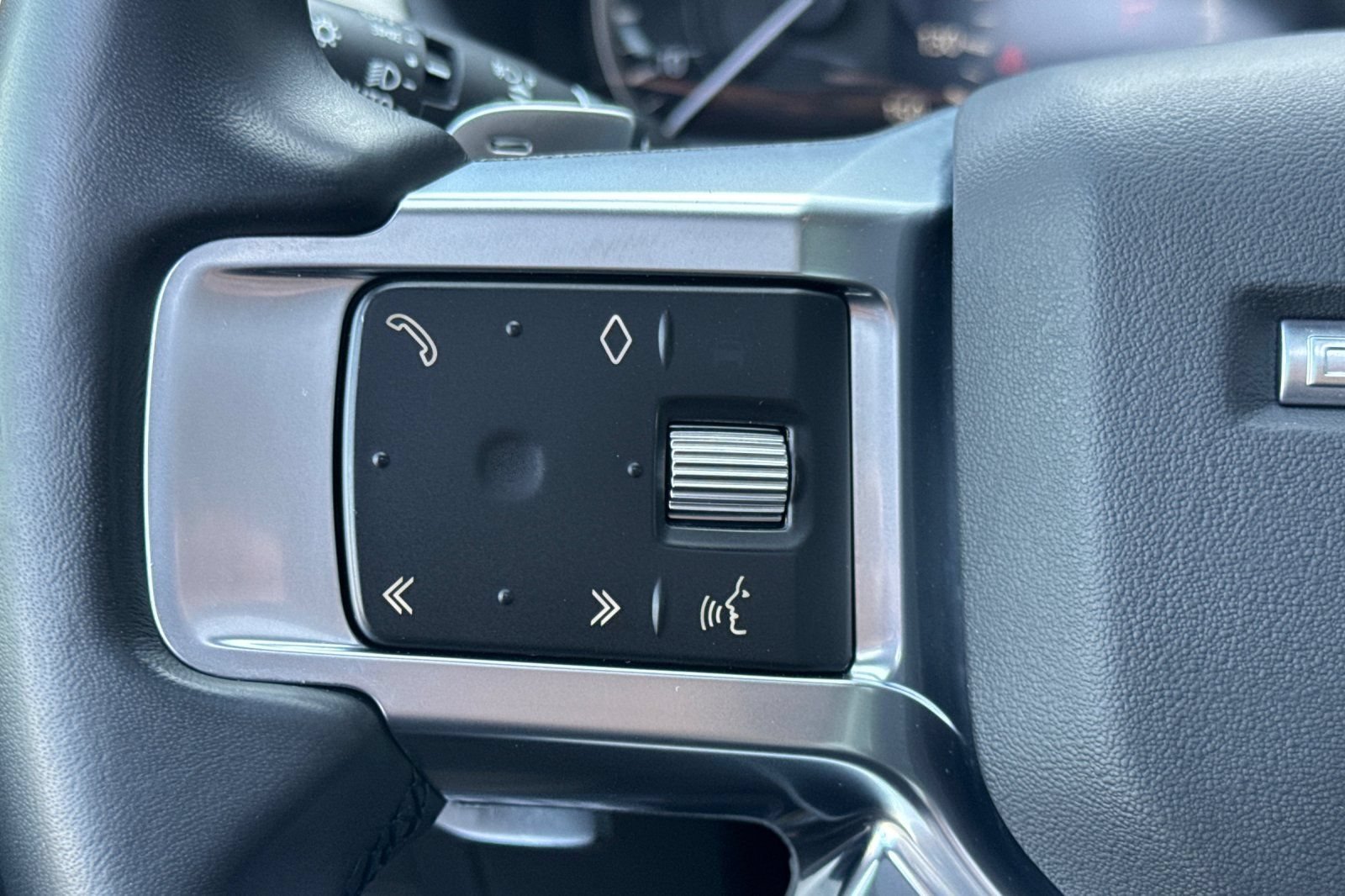 Certified 2023 Land Rover Discovery S R-Dynamic AWD/4WD image 28