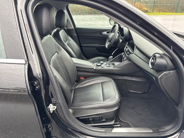 Used 2019 Alfa Romeo Giulia w/ Cold Weather Package RWD image 9