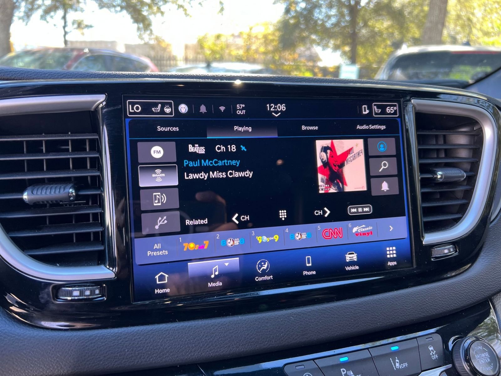 Used 2025 Chrysler Pacifica Select image 21