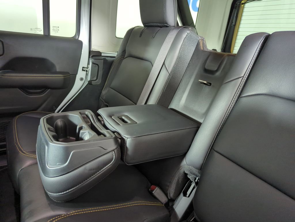 Used 2024 Jeep Wrangler Sahara image 31