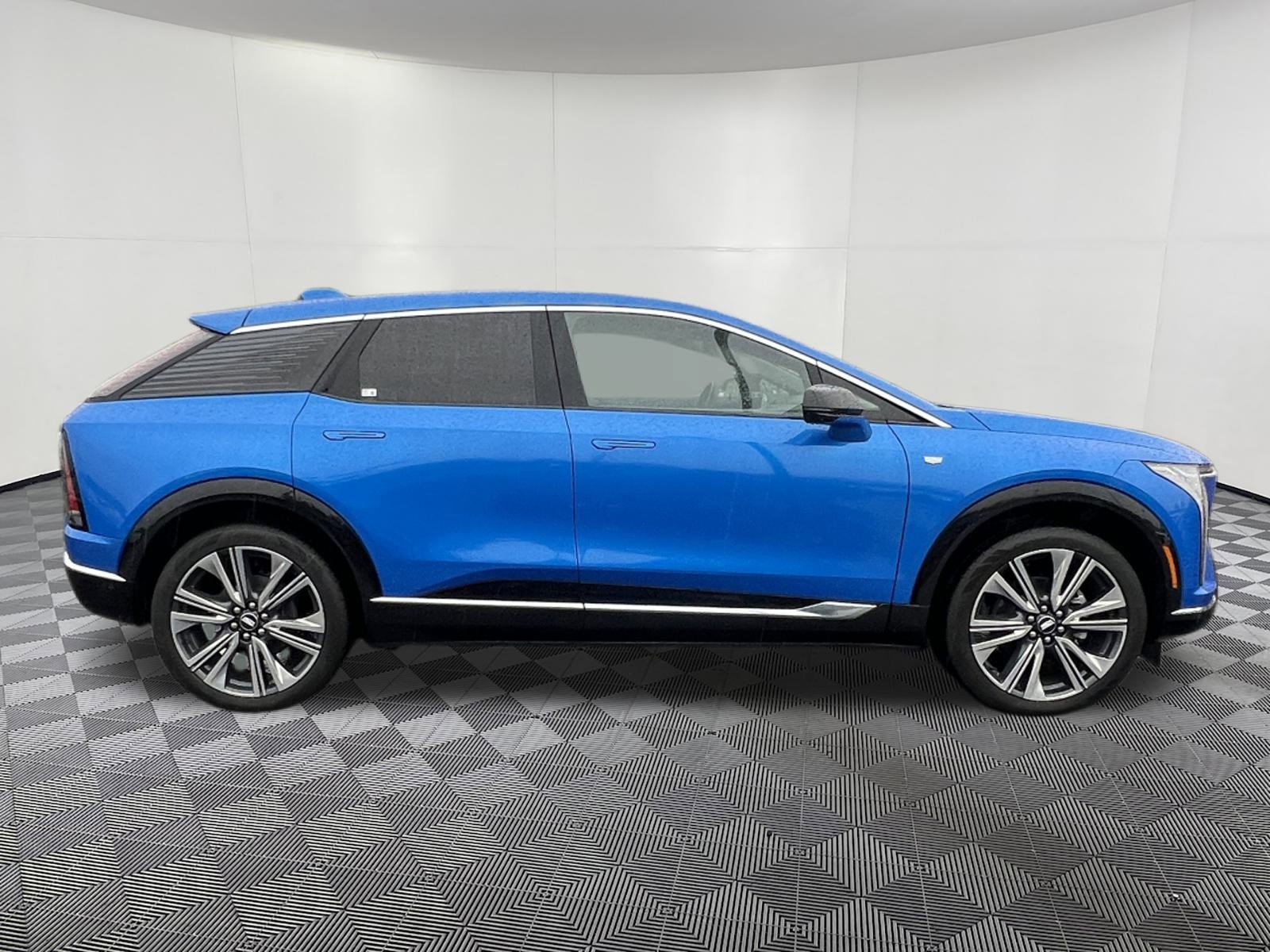 New 2026 Cadillac Optiq Luxury 2 image 7