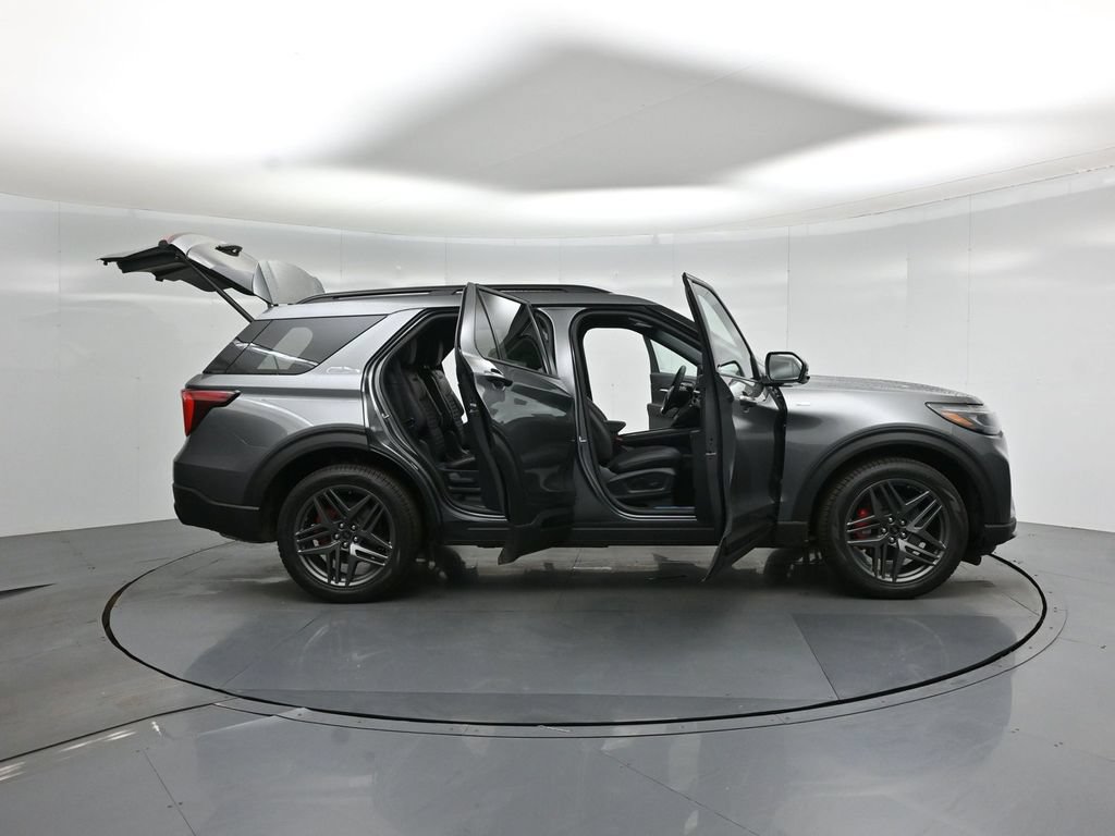 New 2026 Ford Explorer ST-Line w/ ST-Line Street Pack RWD image 4