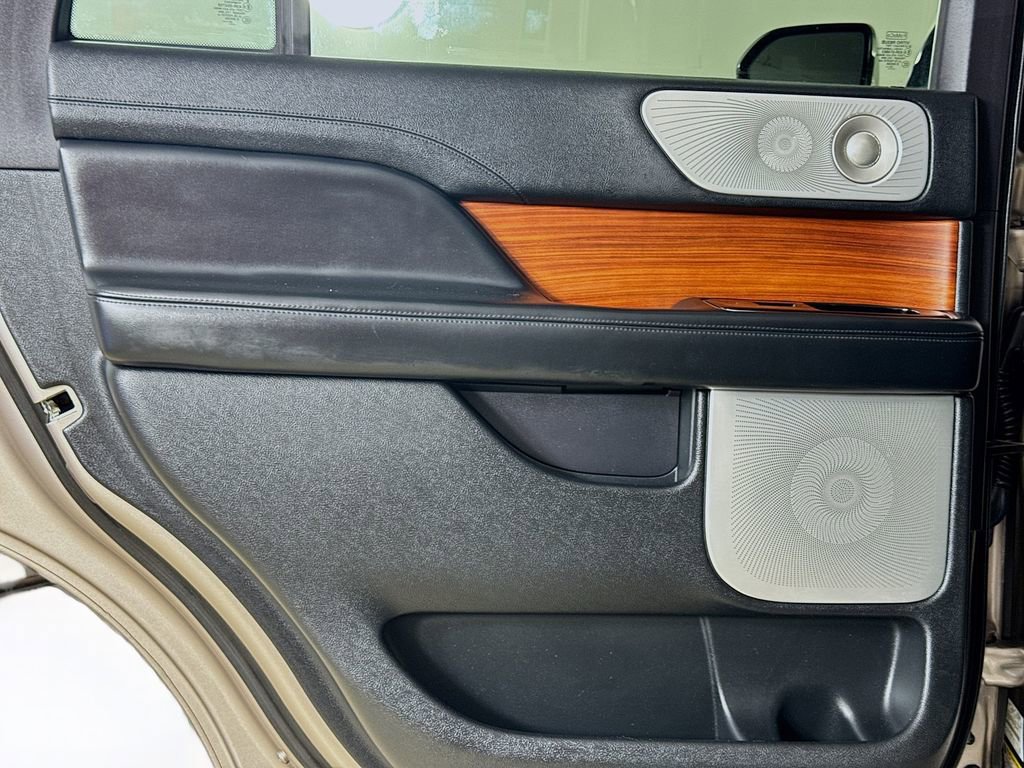 Used 2019 Lincoln Navigator Reserve AWD/4WD image 23