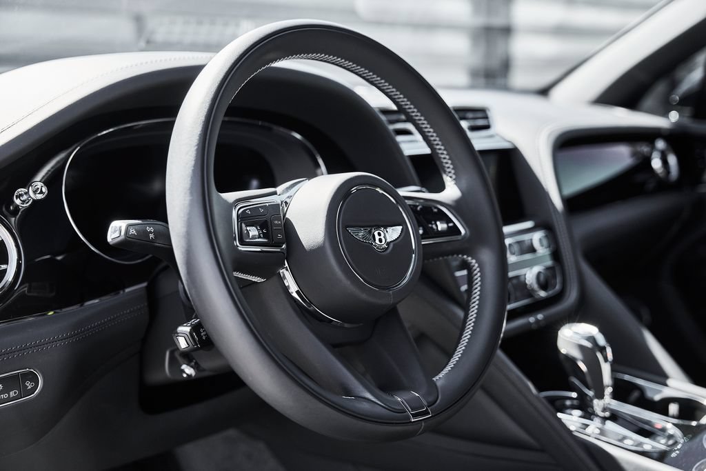 Used 2025 Bentley Bentayga AWD/4WD image 37