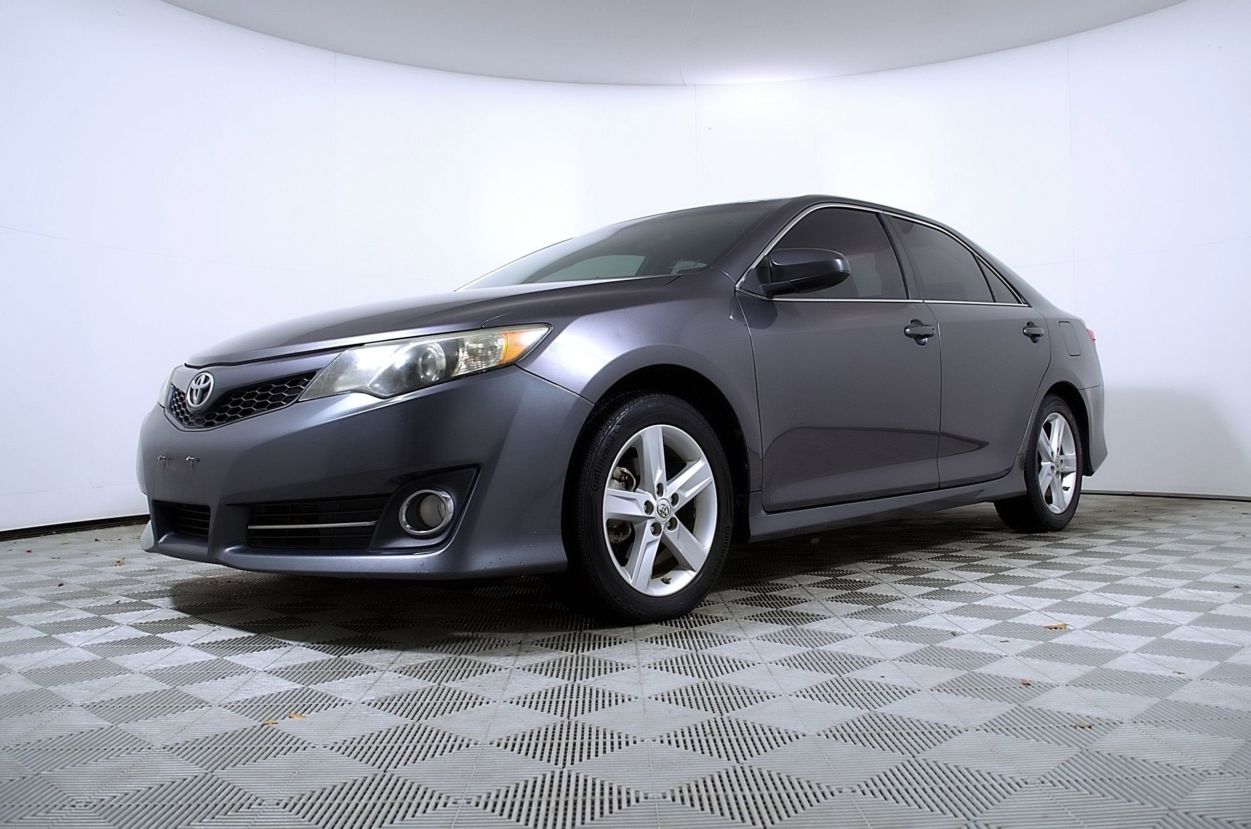 Used 2014 Toyota Camry SE FWD image 2