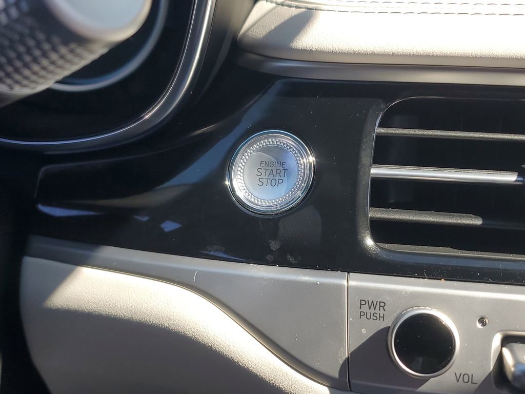 Used 2025 Genesis G70 2.5T image 31