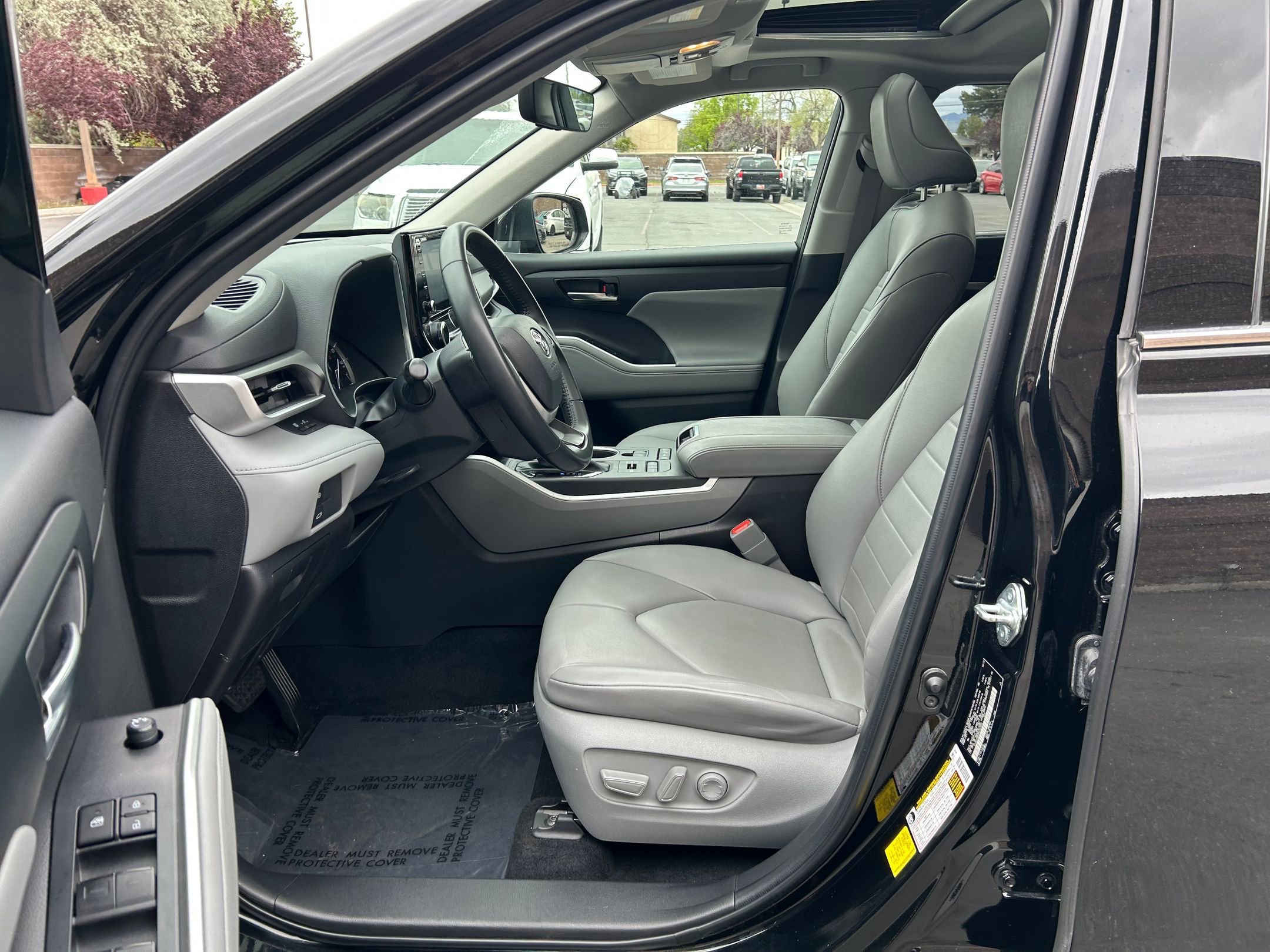 Used 2022 Toyota Highlander XLE AWD/4WD image 12