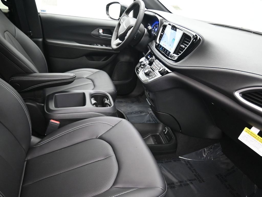 New 2026 Chrysler Pacifica Select image 17