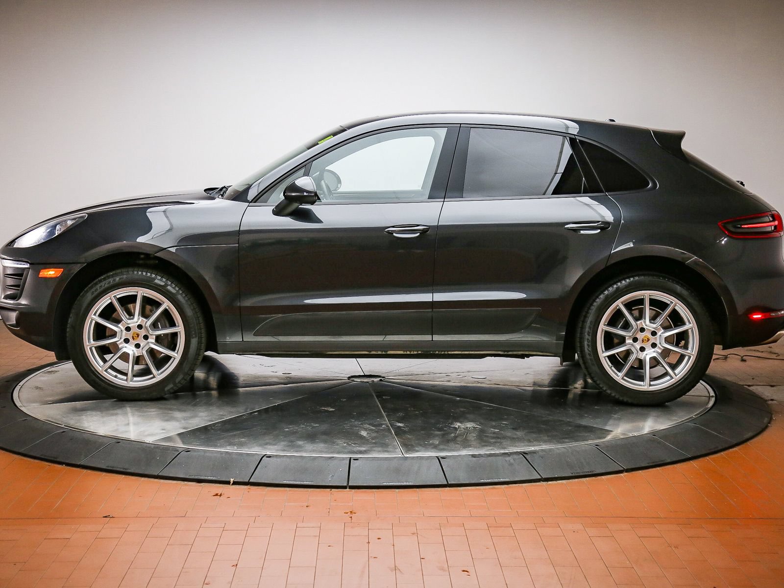 Certified 2017 Porsche Macan AWD/4WD image 2