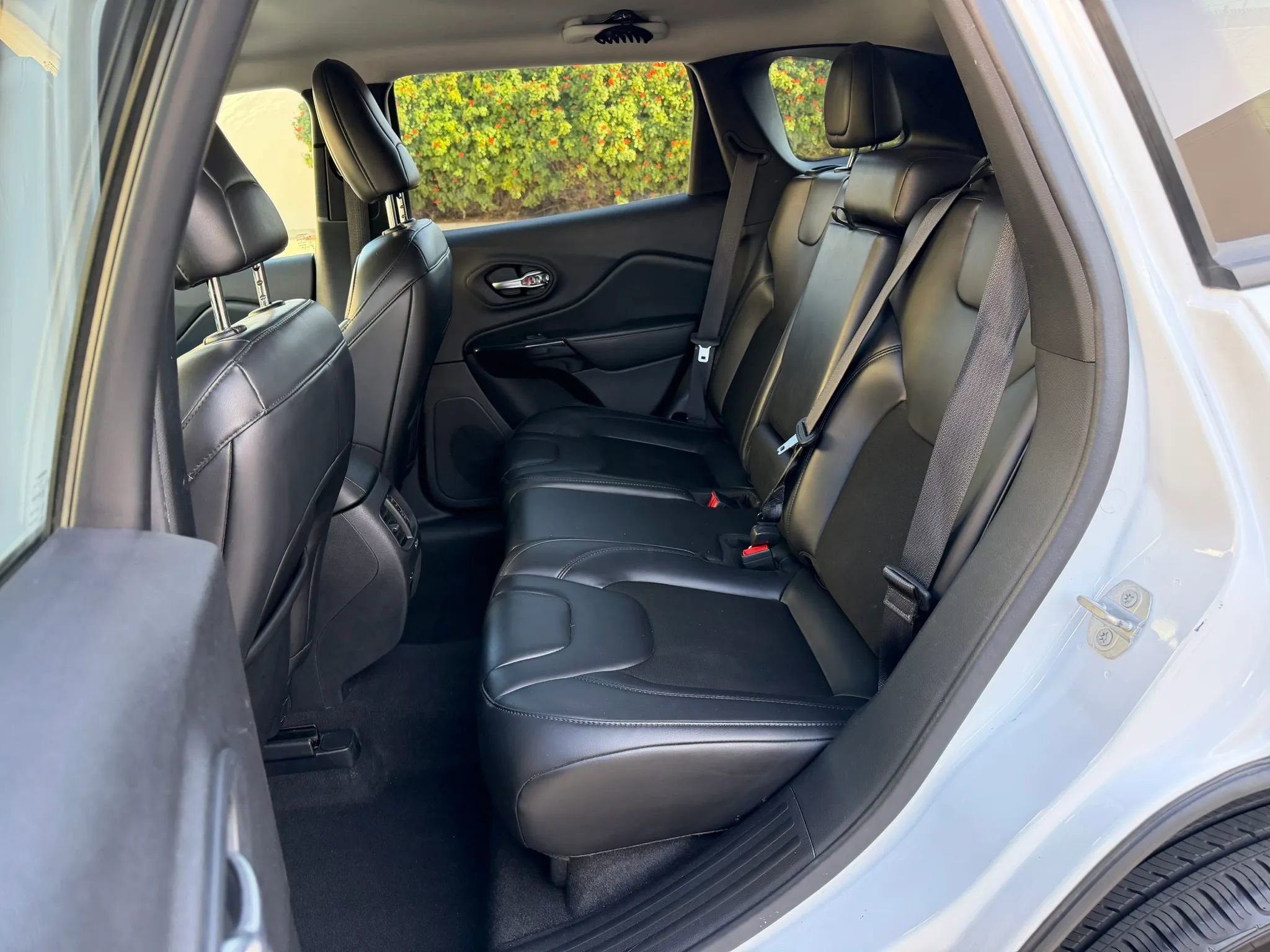 Used 2020 Jeep Cherokee Latitude Plus FWD image 12