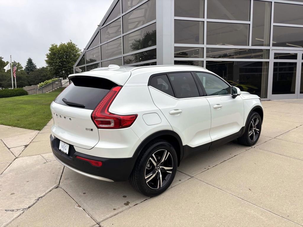 Used 2025 Volvo XC40 B5 Core image 7