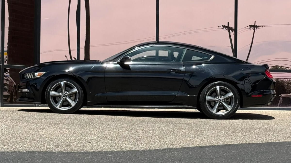 Used 2016 Ford Mustang Coupe RWD image 5