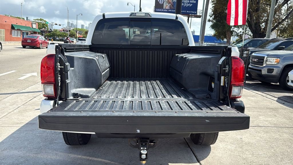 Used 2021 Toyota Tacoma SR5 w/ Trail Edition image 9