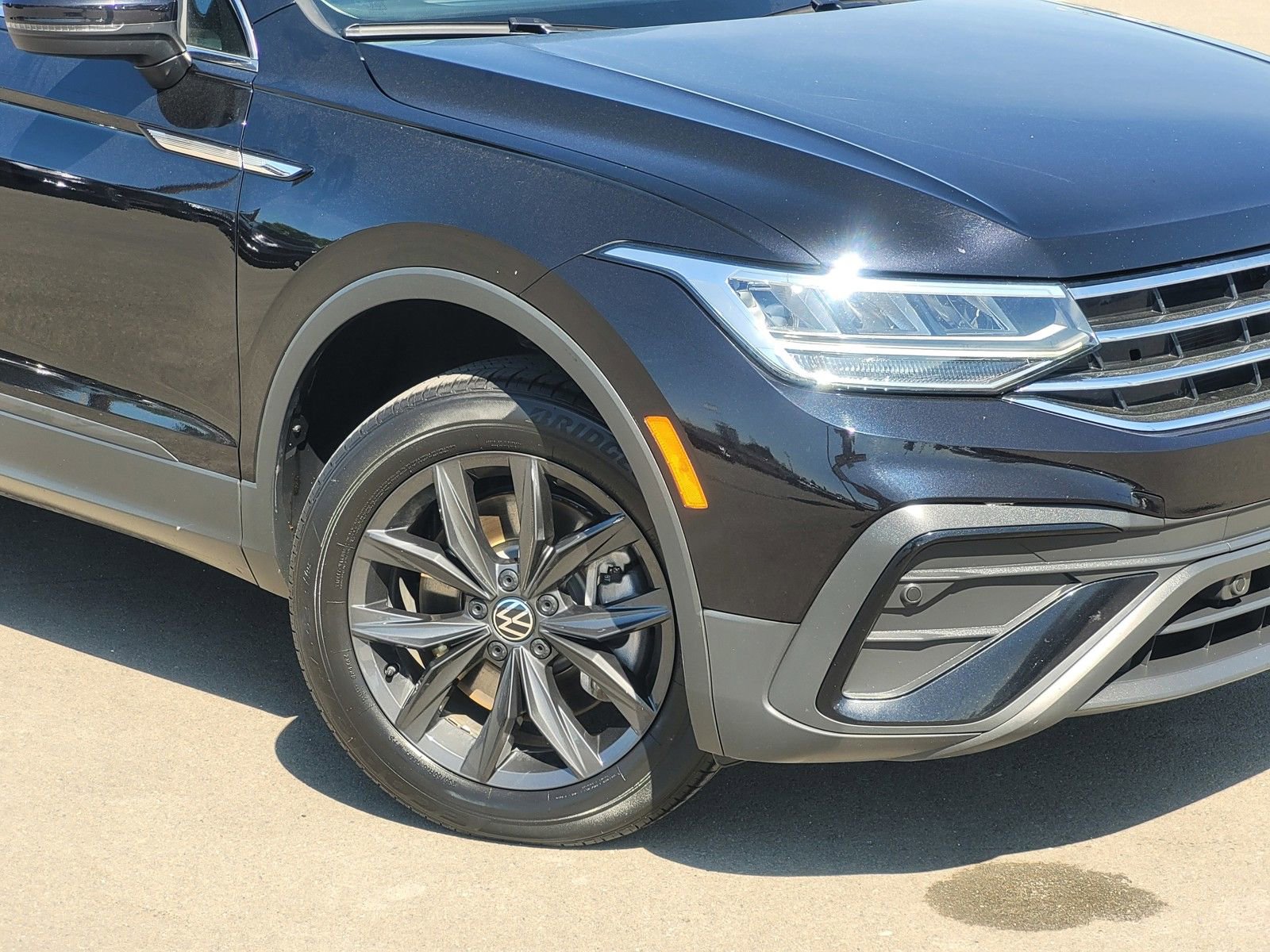 Used 2024 Volkswagen Tiguan SE AWD/4WD image 3