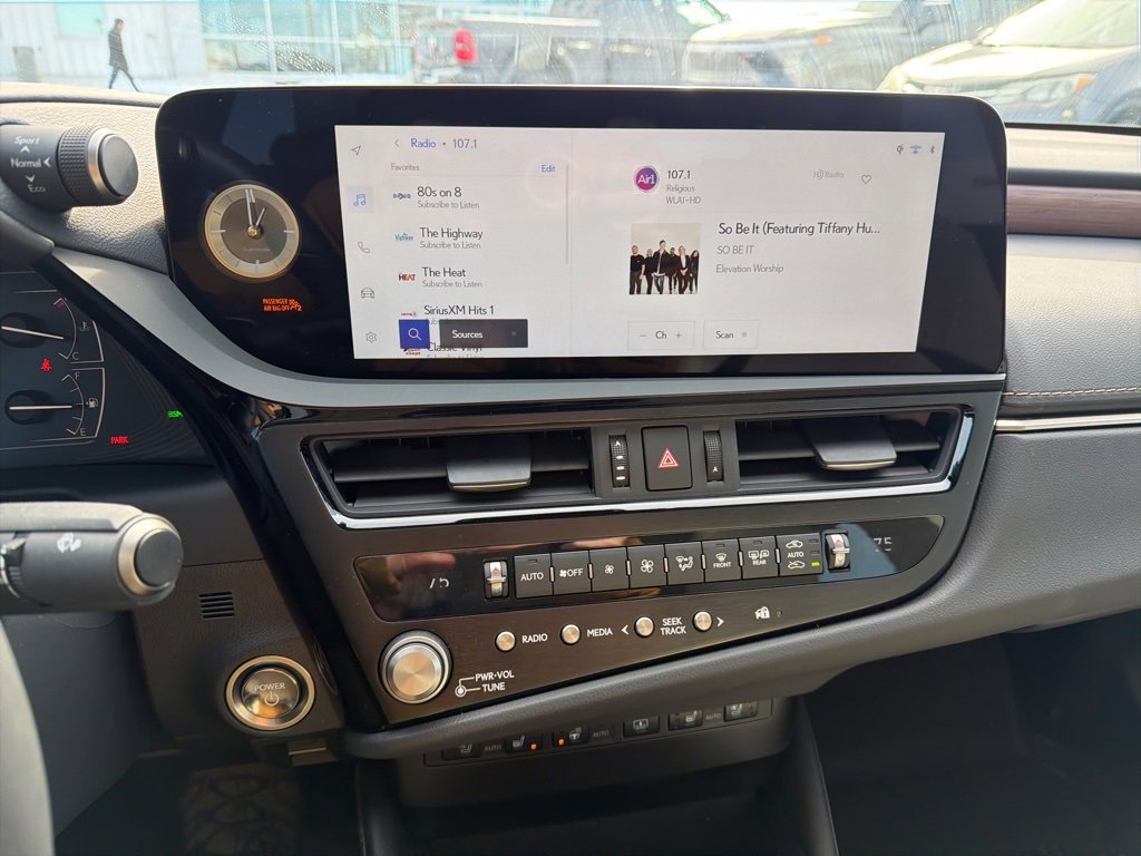 Used 2025 Lexus ES 300h Ultra Luxury image 10