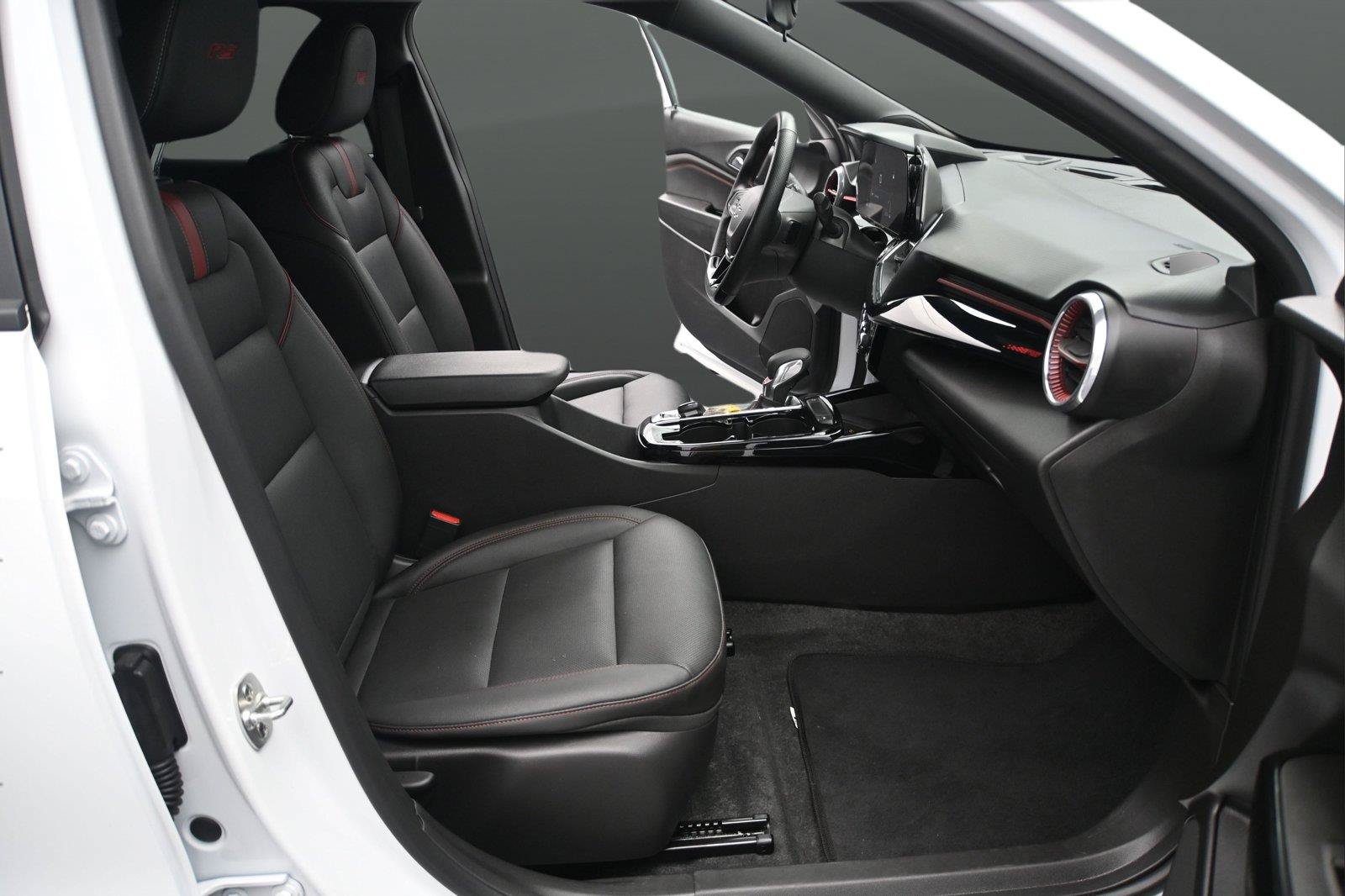 Used 2025 Chevrolet Trax RS w/ Sunroof Package FWD image 17