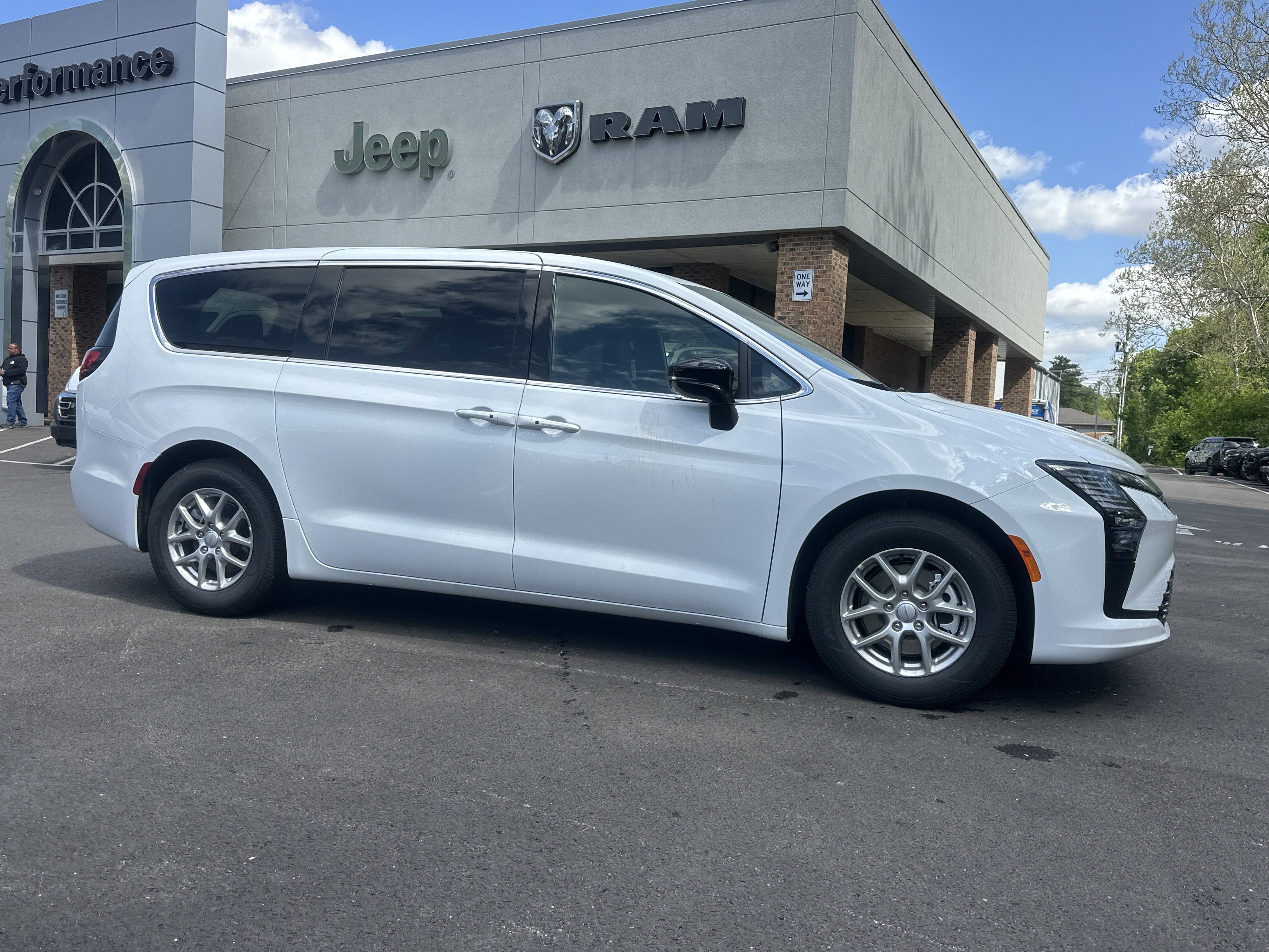 New 2027 Chrysler Pacifica Select FWD image 17
