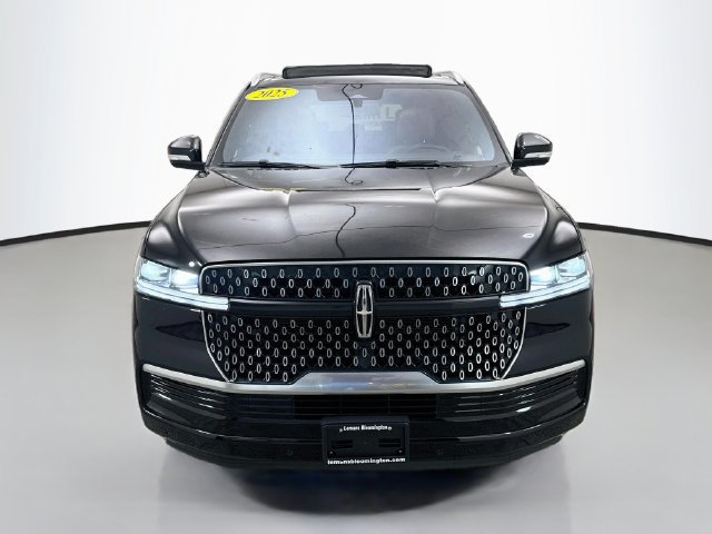 Used 2025 Lincoln Navigator Reserve AWD/4WD image 2