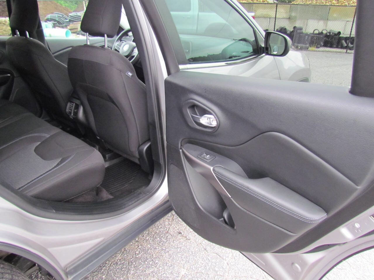 Used 2019 Jeep Cherokee Latitude w/ Popular Appearance Group image 15