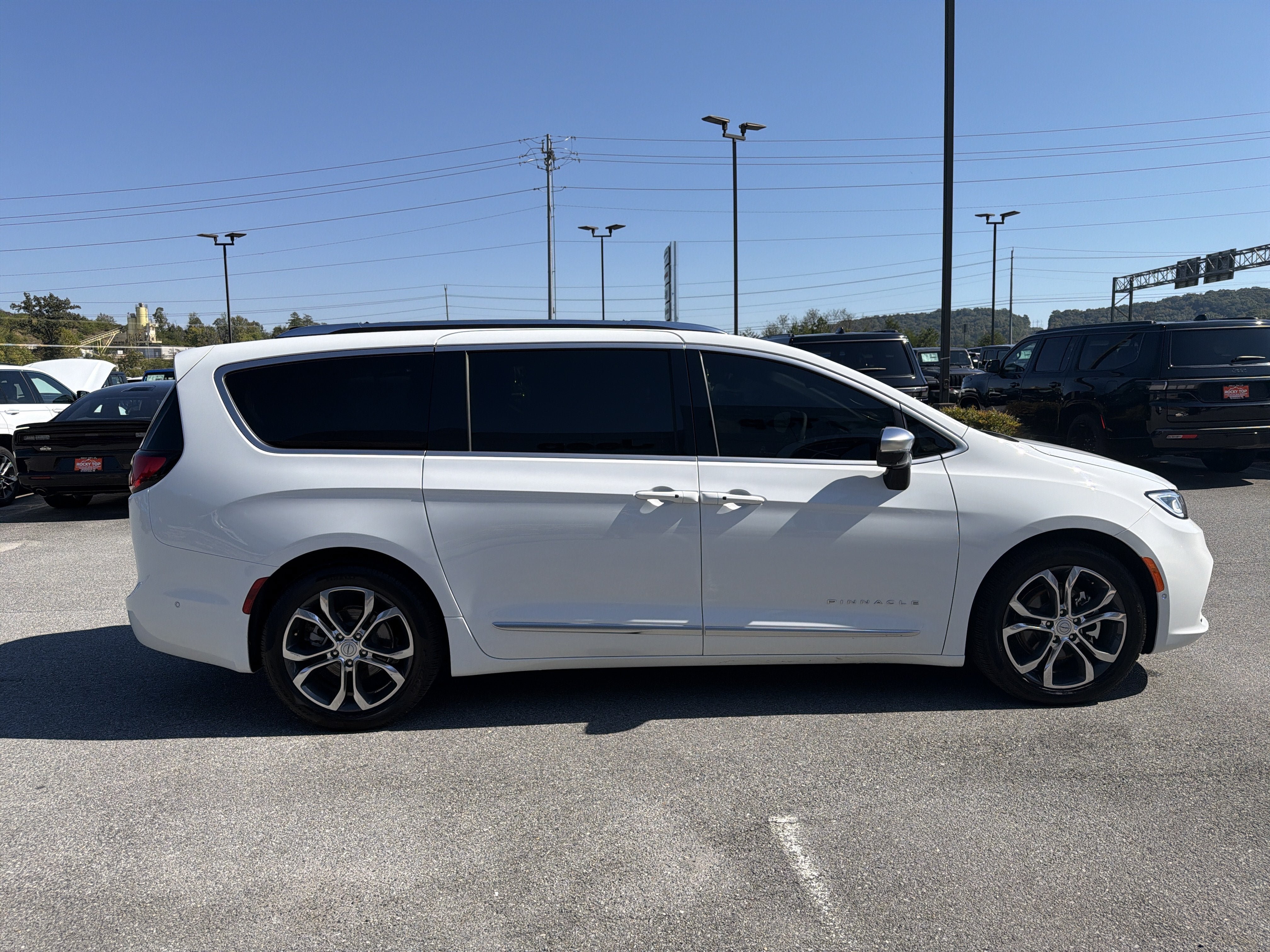 Used 2025 Chrysler Pacifica Pinnacle FWD image 6