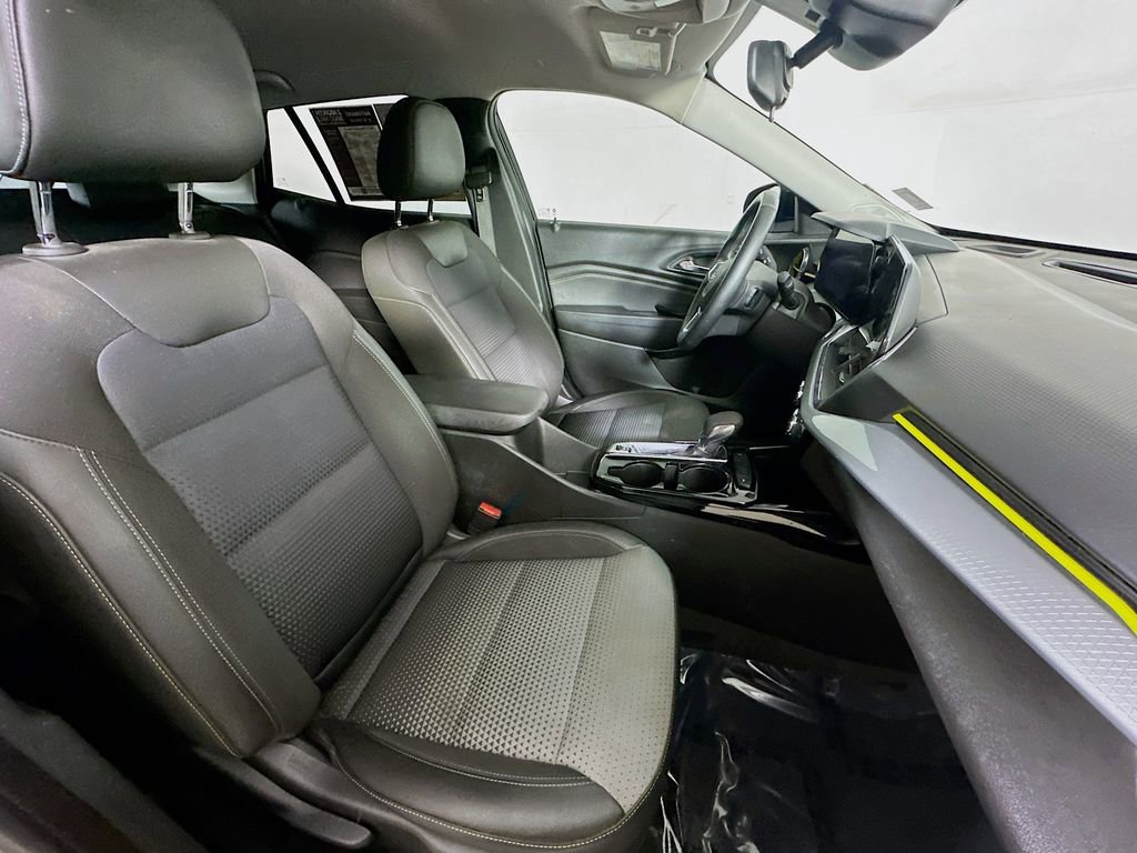 Used 2025 Chevrolet Trax LT w/ Driver Confidence Package image 12