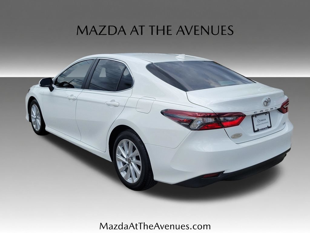Used 2022 Toyota Camry LE FWD image 5