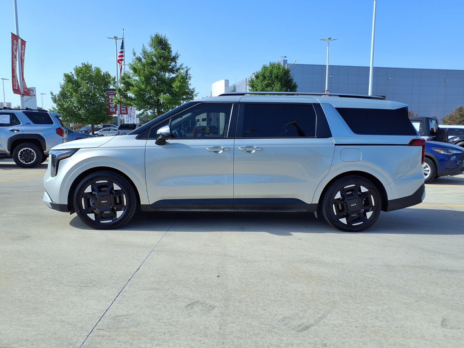 Used 2025 Kia Carnival EX FWD image 8