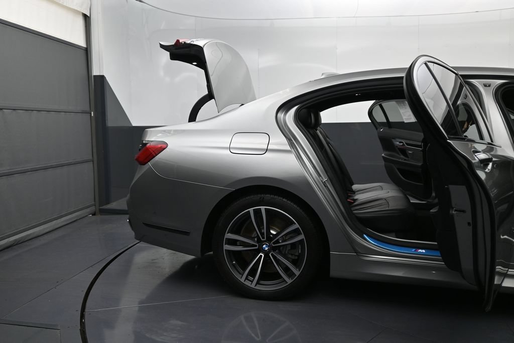 Used 2022 BMW 750i xDrive w/ M Sport Package AWD/4WD image 10