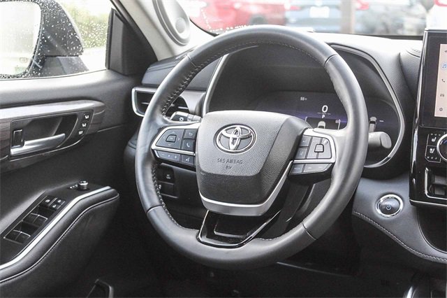 Used 2023 Toyota Highlander Limited image 23