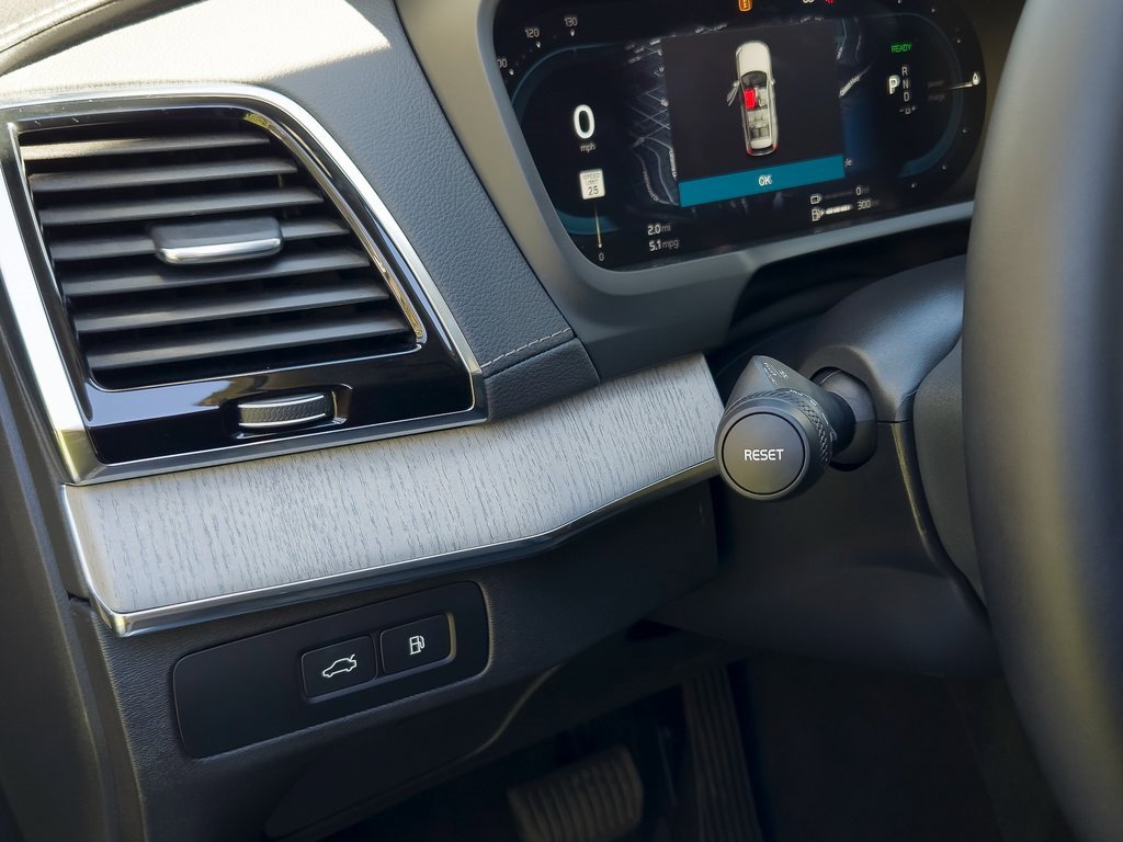 Used 2025 Volvo XC90 T8 Ultra w/ Protection Package Premier image 13