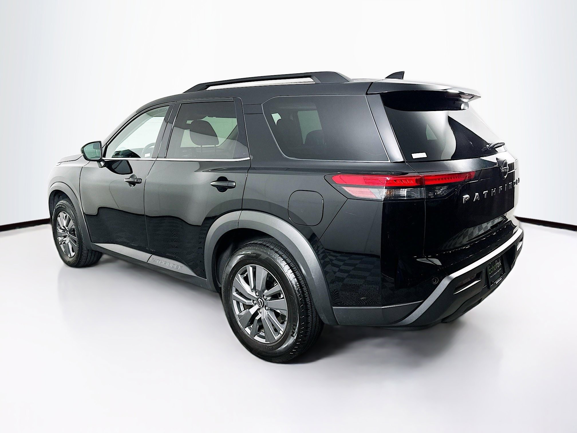 Used 2025 Nissan Pathfinder SV image 5