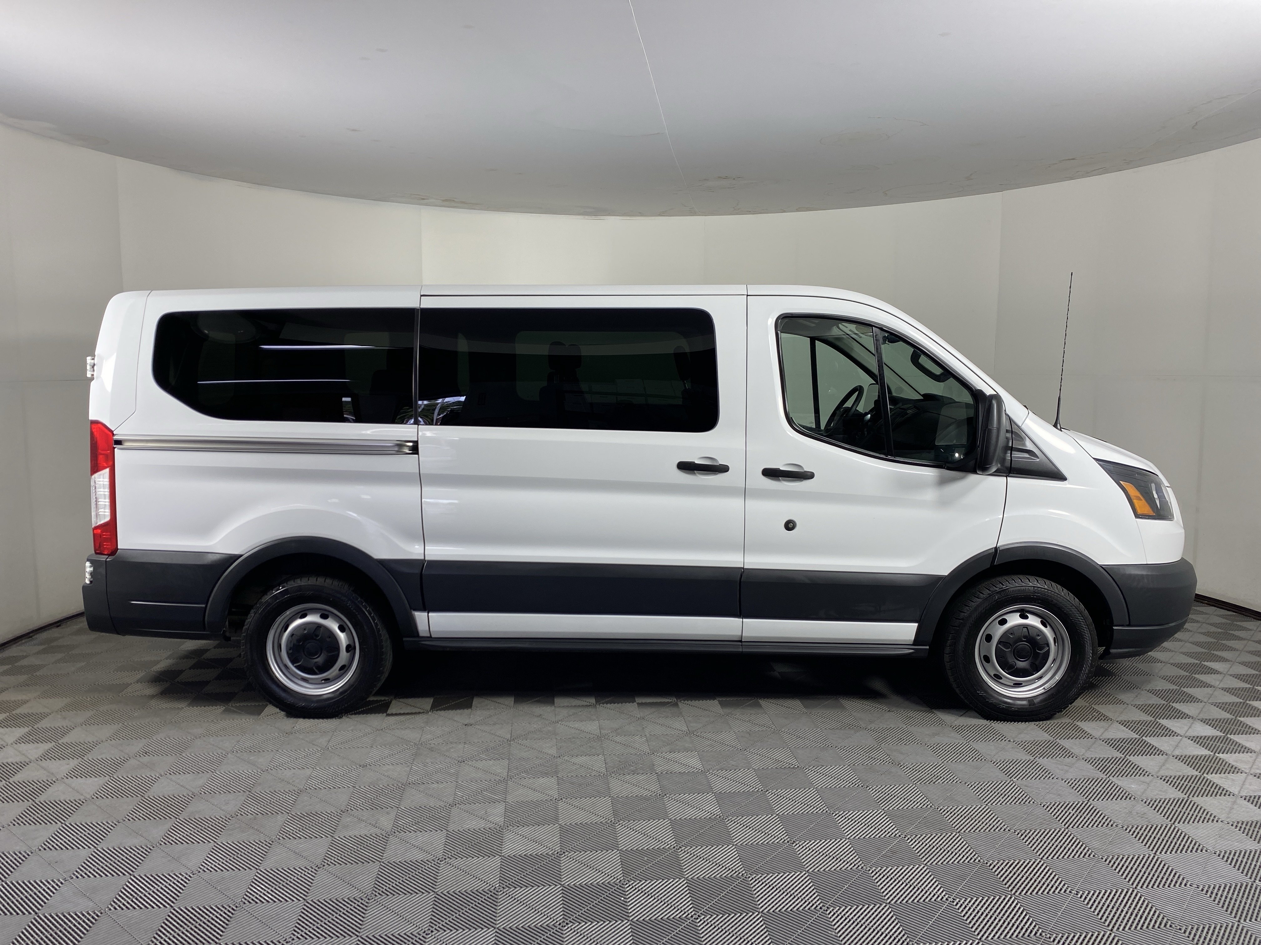 Used 2018 Ford Transit 150 XL RWD image 4