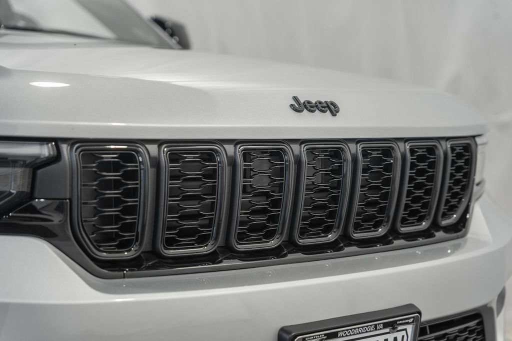New 2025 Jeep Grand Cherokee Altitude image 11