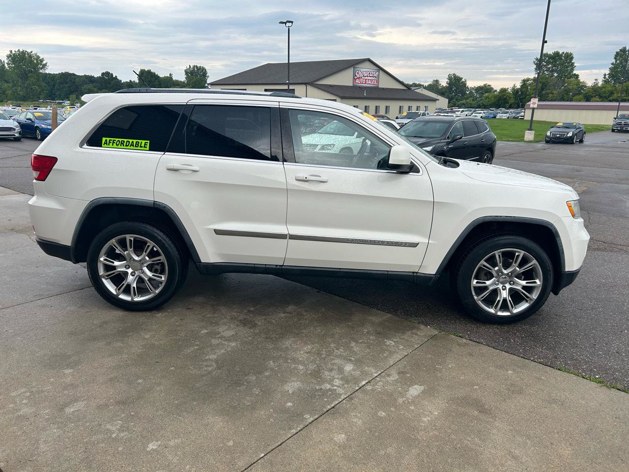 Used 2011 Jeep Grand Cherokee Laredo AWD/4WD image 4