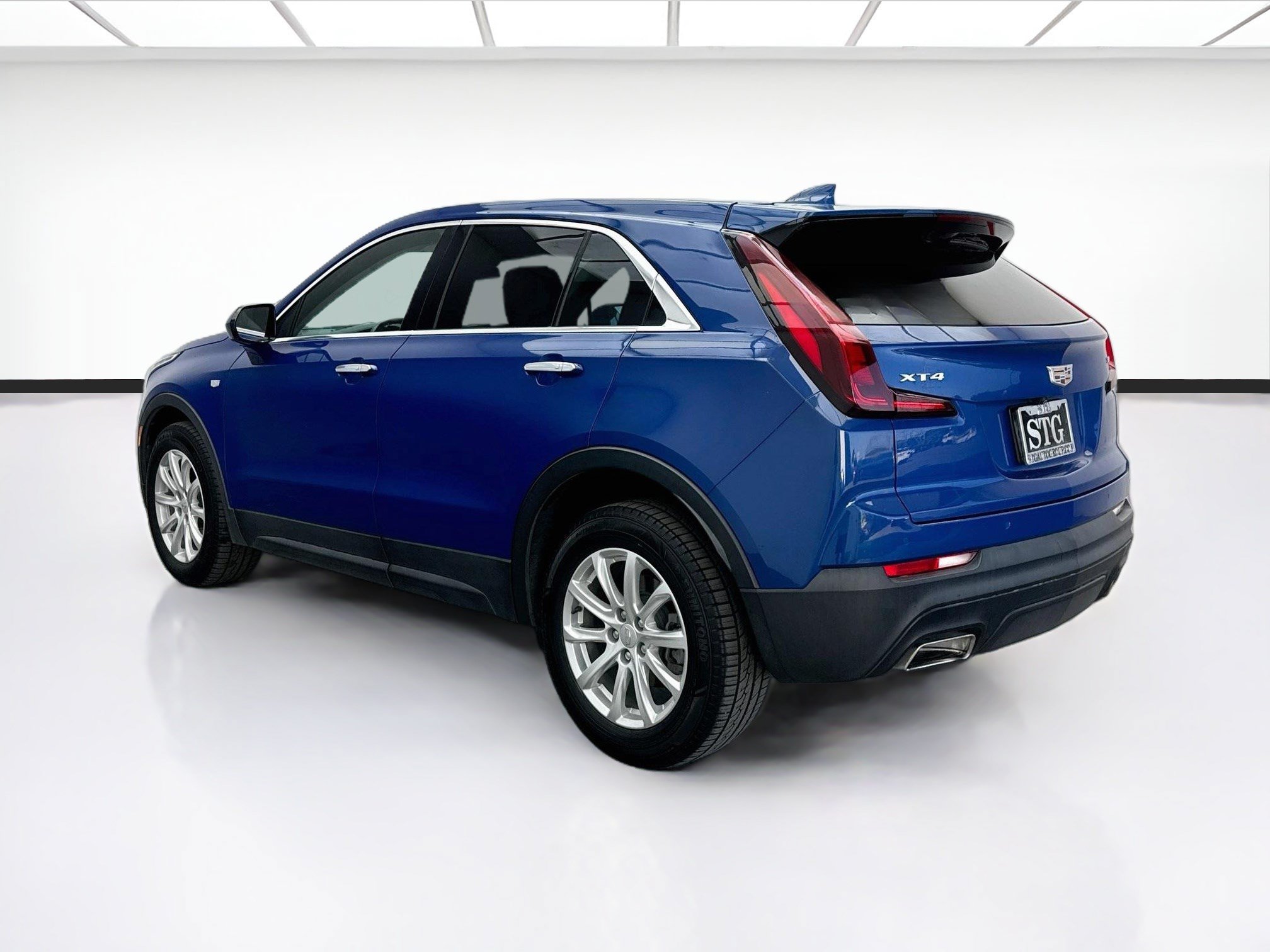 Used 2022 Cadillac XT4 Luxury w/ Driver Awareness Package FWD image 6