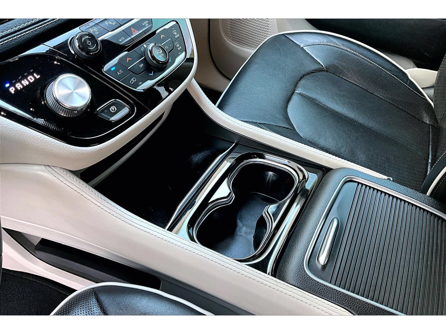 Used 2022 Chrysler Pacifica Limited FWD image 28