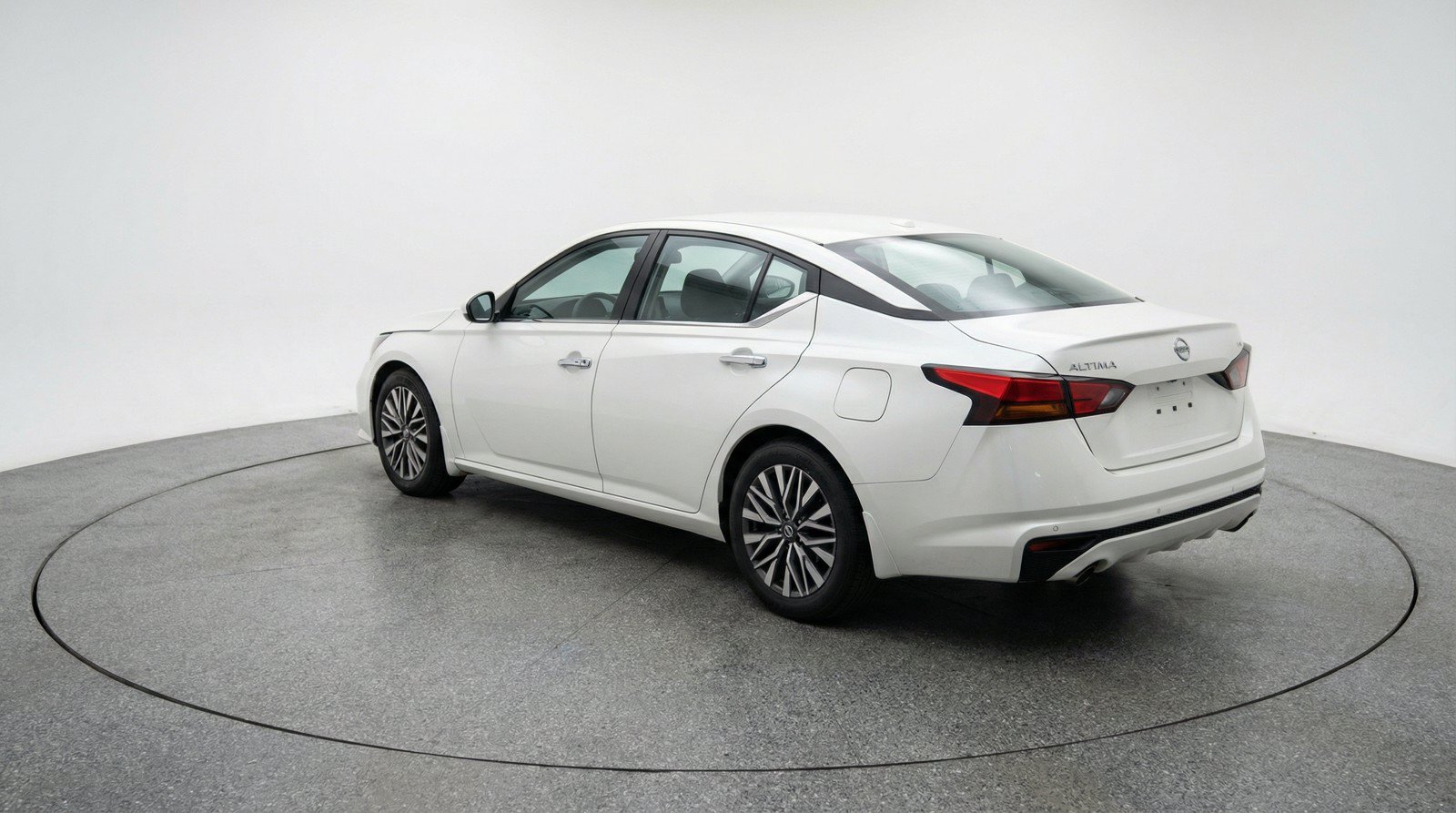 Used 2025 Nissan Altima 2.5 SV FWD image 6