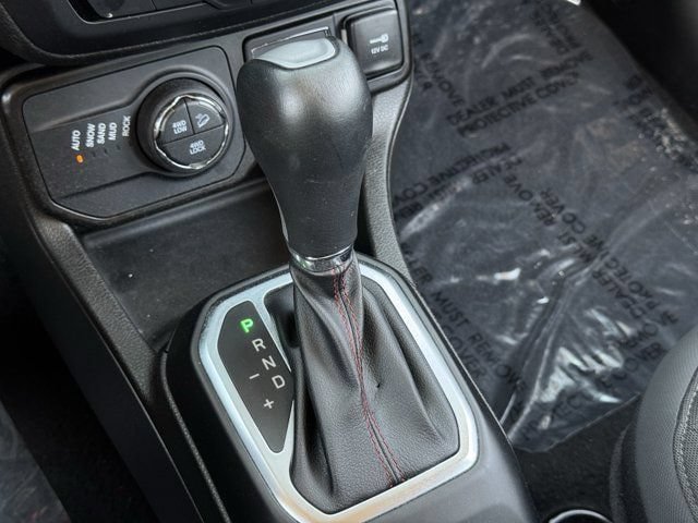 Used 2023 Jeep Renegade Trailhawk AWD/4WD image 21