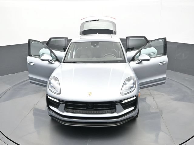 Certified 2025 Porsche Macan AWD/4WD image 32