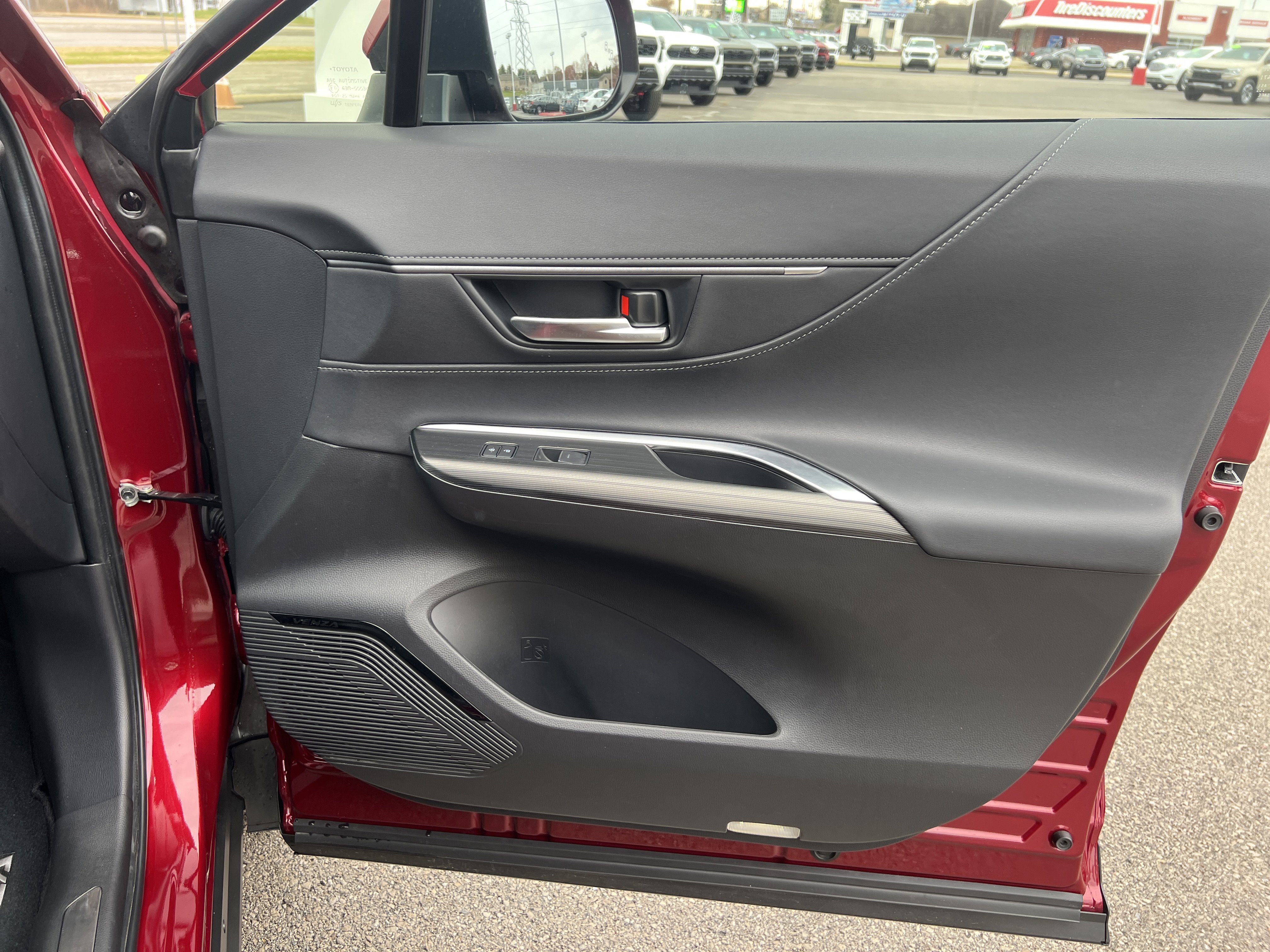 Certified 2024 Toyota Venza XLE image 17