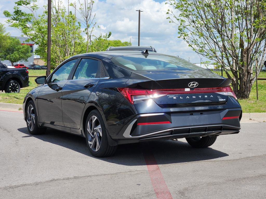 Used 2025 Hyundai Elantra Limited image 3