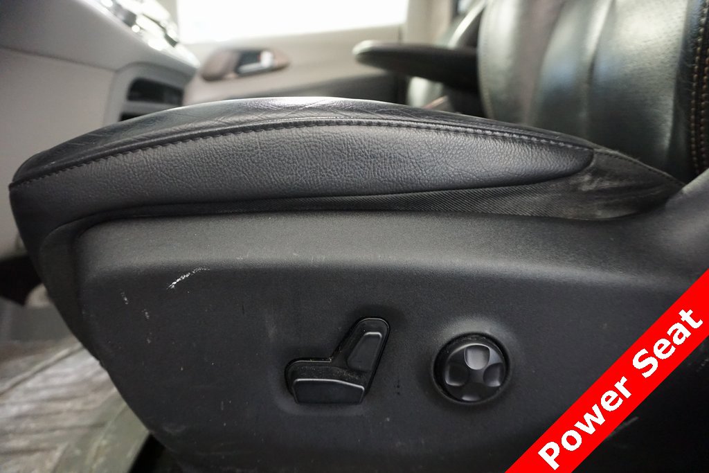 Used 2018 Chrysler Pacifica Touring-L w/ Tire & Wheel Group image 6