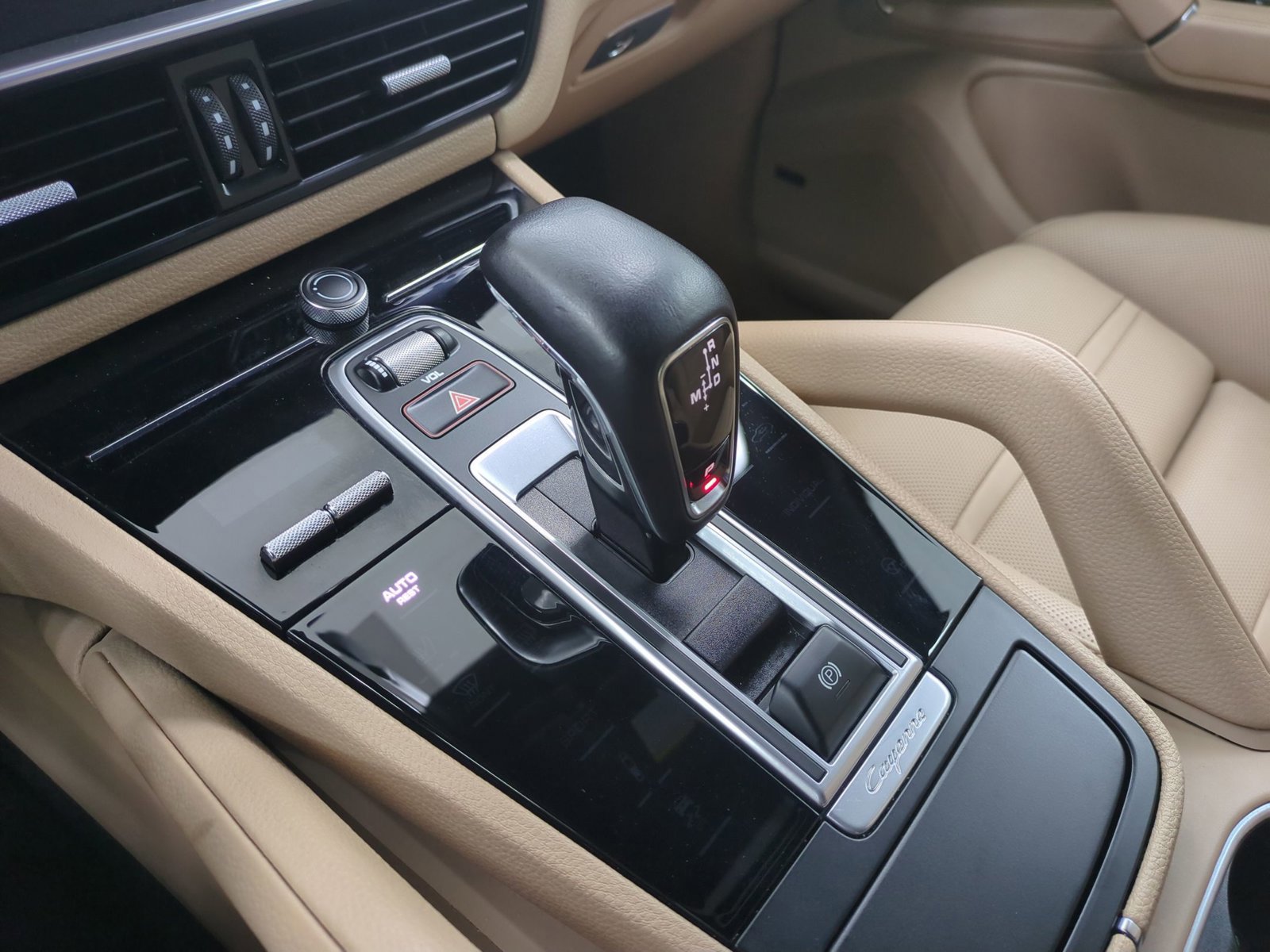 Certified 2023 Porsche Cayenne Platinum Edition image 13