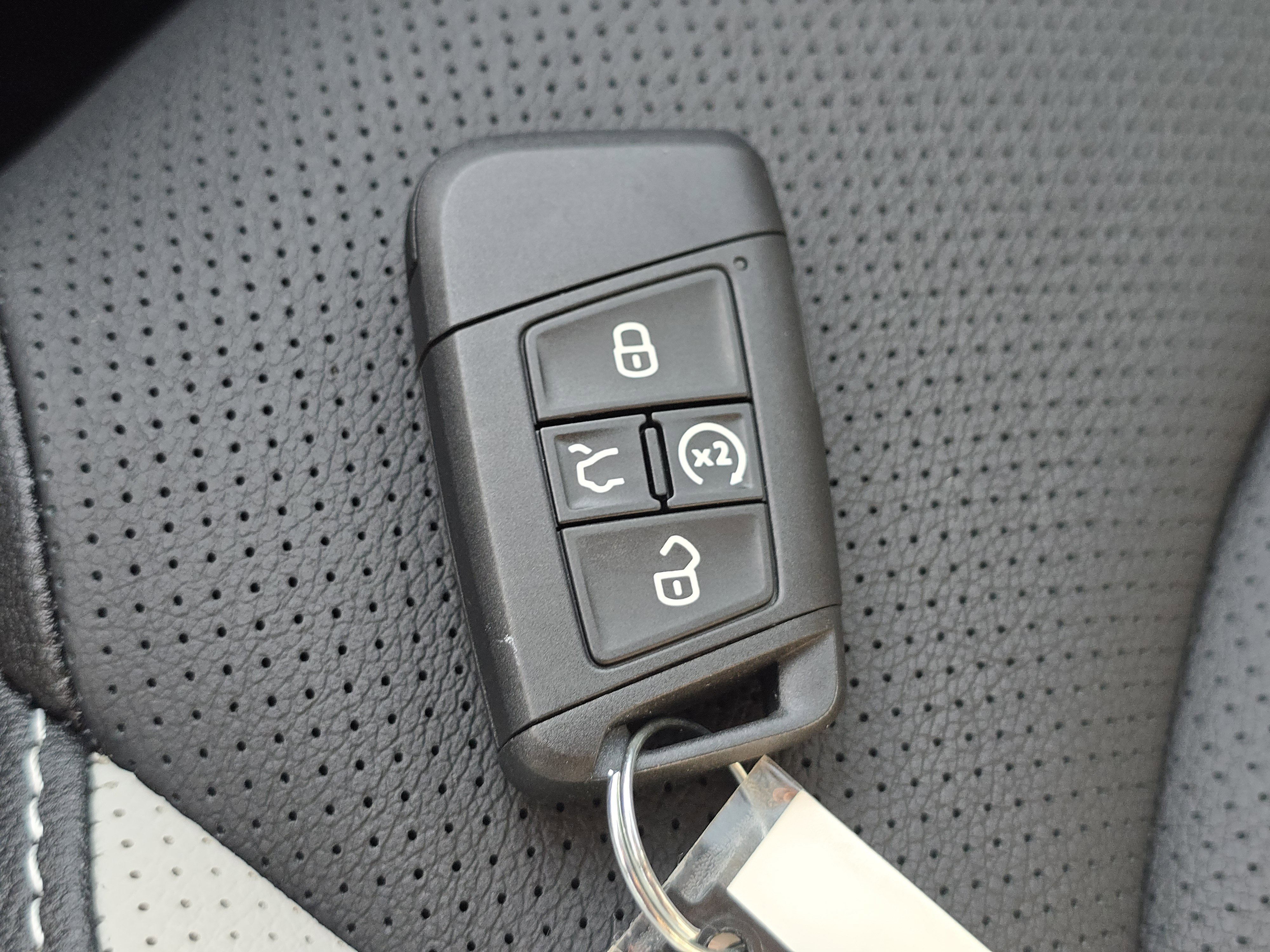 New 2025 Volkswagen Taos SEL image 27