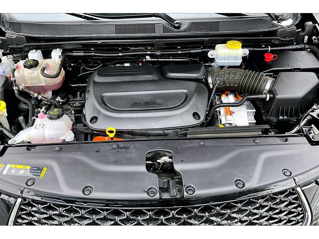 Certified 2024 Chrysler Pacifica Select image 11