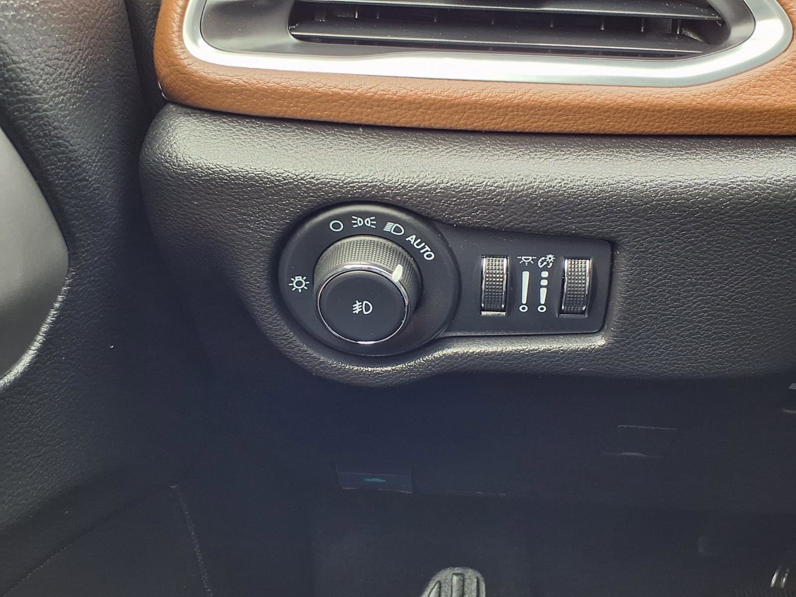 Used 2021 Chrysler Pacifica Limited w/ Uconnect Theater Family Group FWD image 13