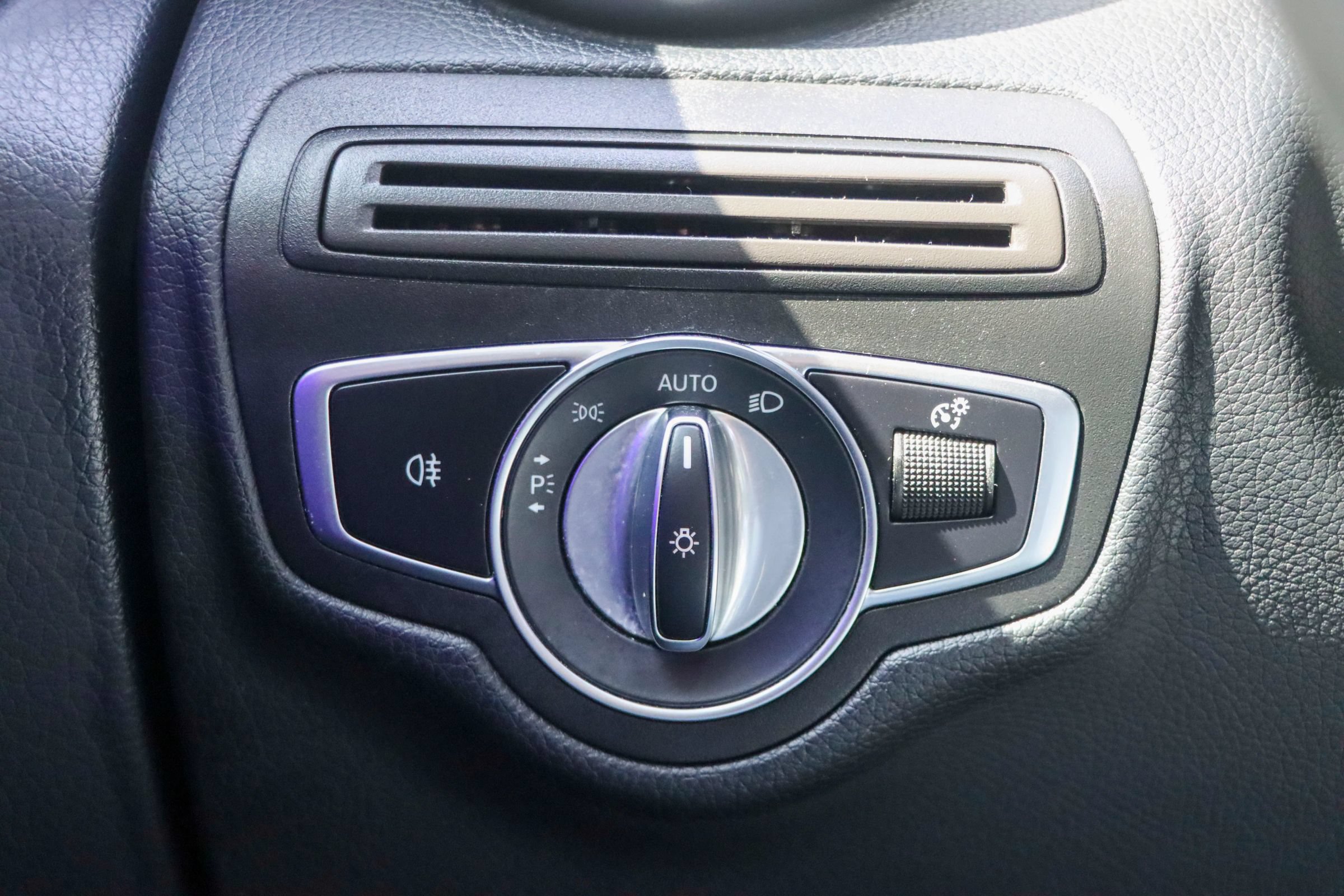 Used 2020 Mercedes-Benz GLC 300 image 31